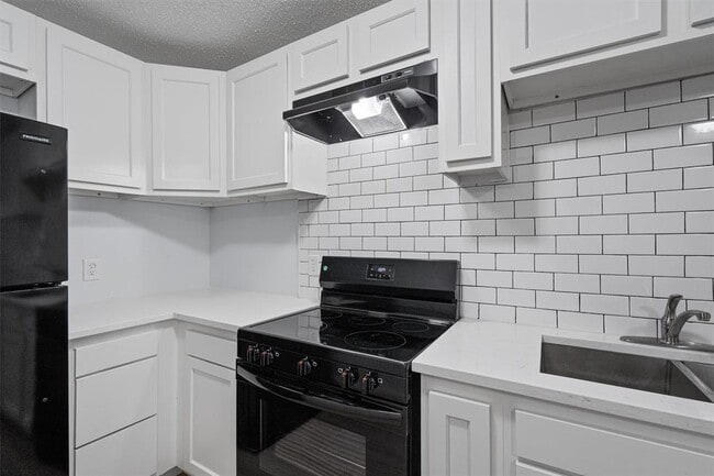 Building Photo - 520 Lenora Dr