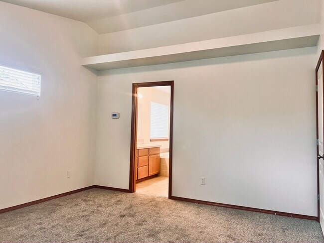 Building Photo - Enormous 4 Bed 2.5Bath + Bonus Room Great Lacey Neighborhood