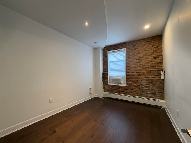 Building Photo - 228 Maple St