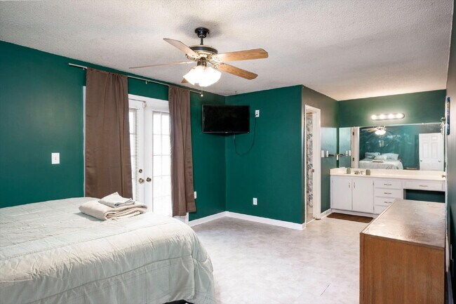 Building Photo - Fully Furnished Home
