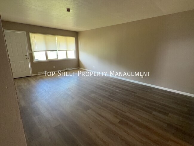 Building Photo - 2425 Welbeck Rd