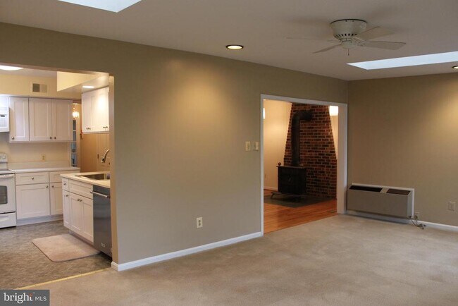 Building Photo - 6210 Cottonwood St