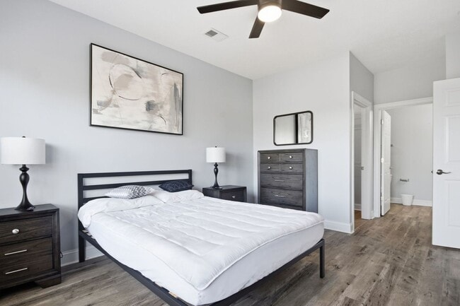 Building Photo - 3-Bedroom, 2Bath Condo end unit