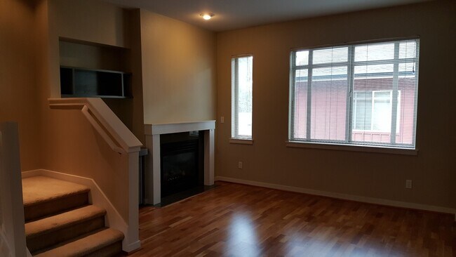 Building Photo - 2106 Yakima Ct S