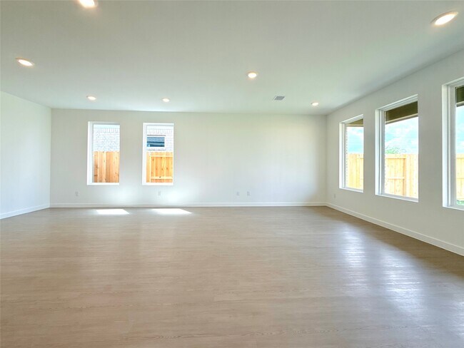 Building Photo - 31906 Blossom Ln