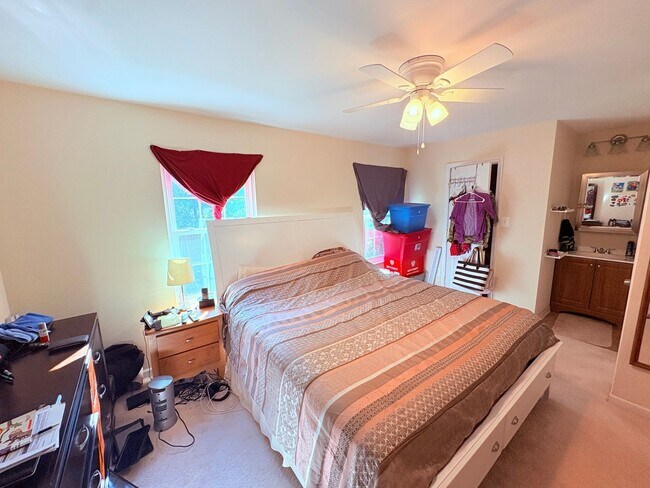 Building Photo - Beautifully updated 3BR/2.5BA townhome in ...