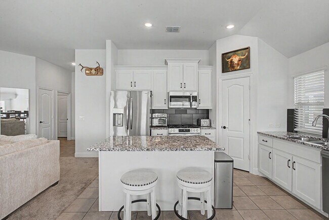 Building Photo - Beautifully Maintained Home on Greenbelt!