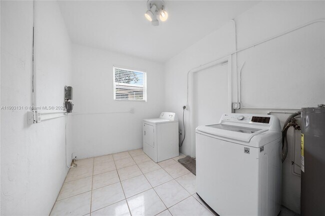 Building Photo - 1271 NE 159th St