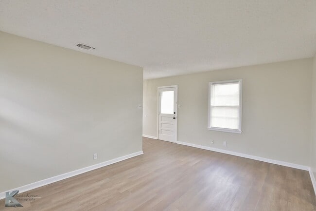 Building Photo - 3 bedroom FULL RENOVATED in 2023! ALL APPLIANCES provided!