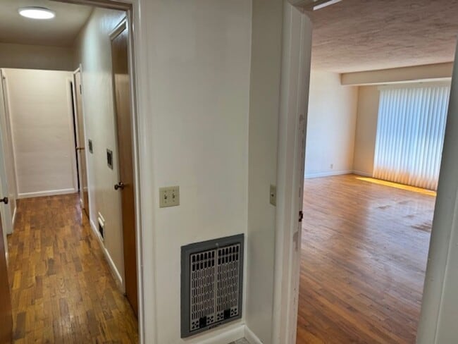 Building Photo - SINGLE LEVEL, 3 BEDROOM HOME WITH DETACHED...