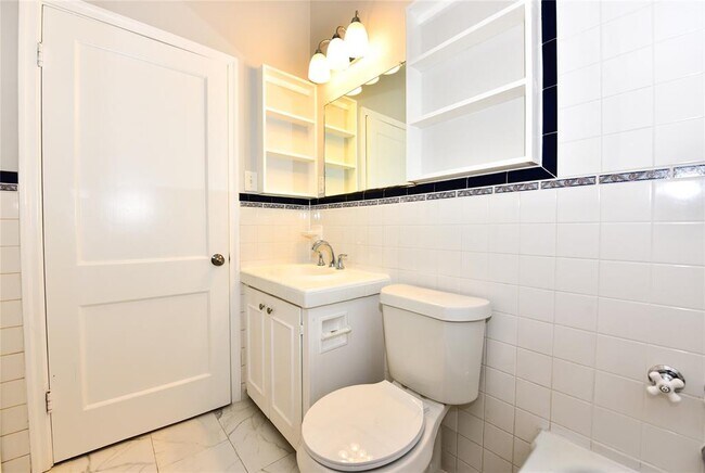 Building Photo - 410 Kenniston Dr