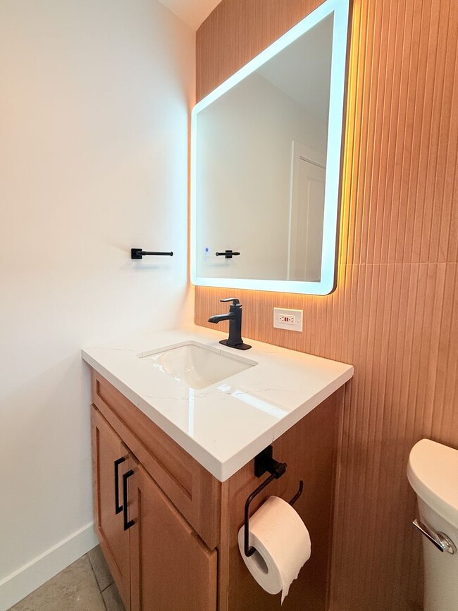 Building Photo - Modern 3-Bedroom Home with Private Yard in...