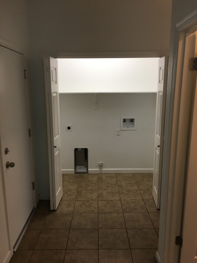 Building Photo - *Move in Special*