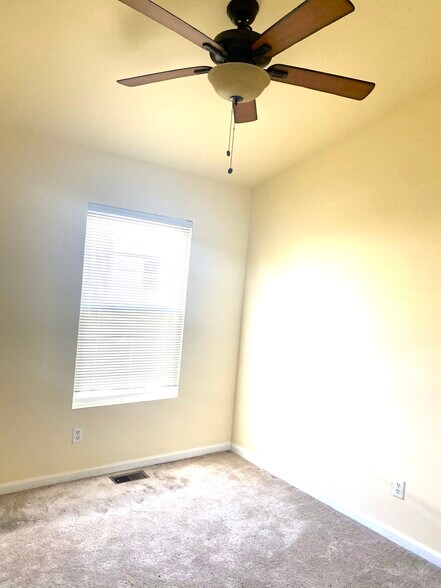 Building Photo - 5785 Kingsbury Pl