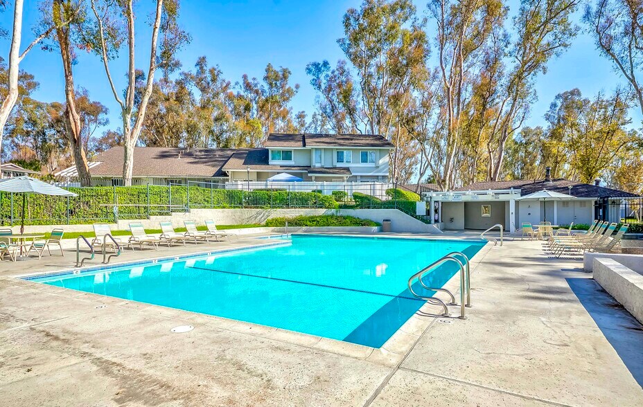 Building Photo - 2423 Coventry Cir