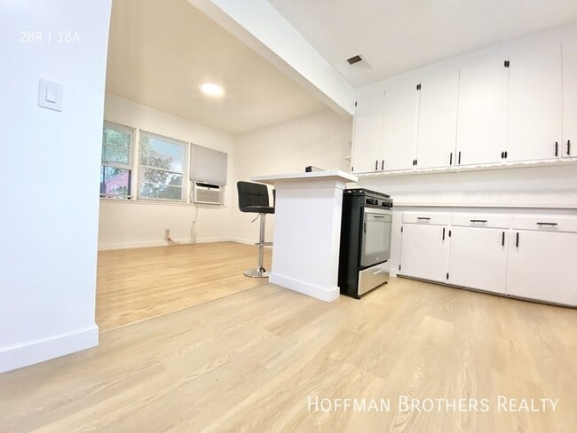 Building Photo - 902 Alandele Ave