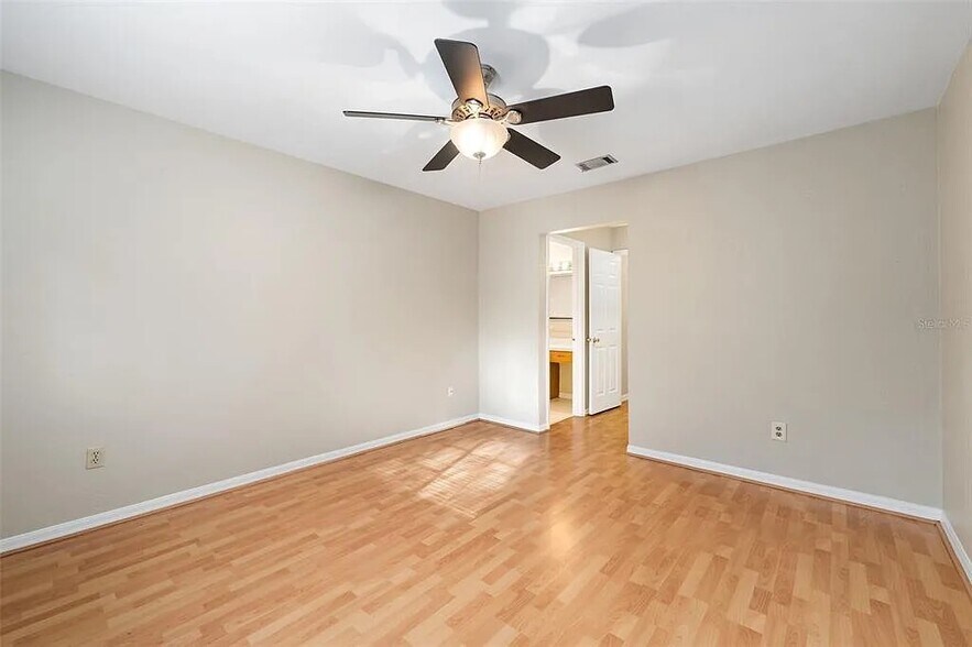 Building Photo - 911 SW 57th Ter