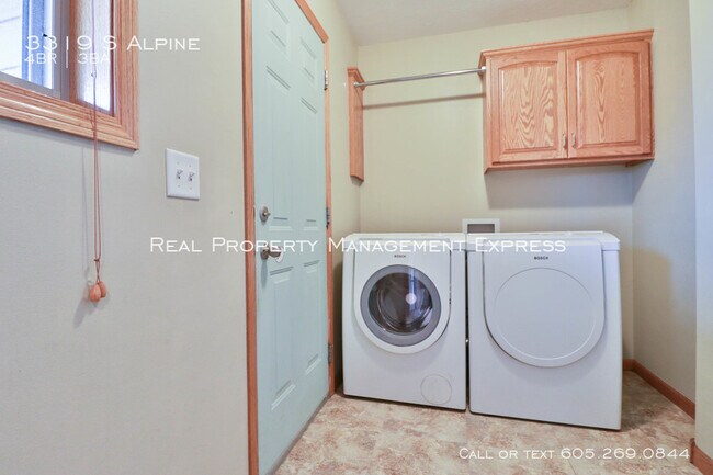 Building Photo - Perfect 4 bedroom 3 bathroom home 2200 sq ft!