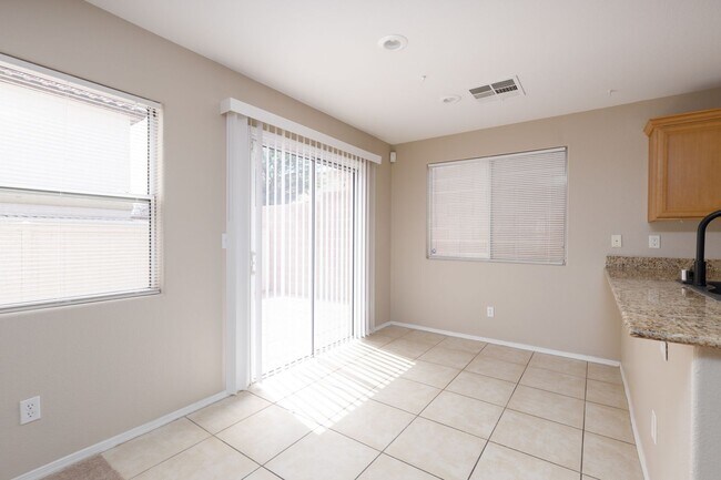 Building Photo - 3 bedroom single family home in Henderson!
