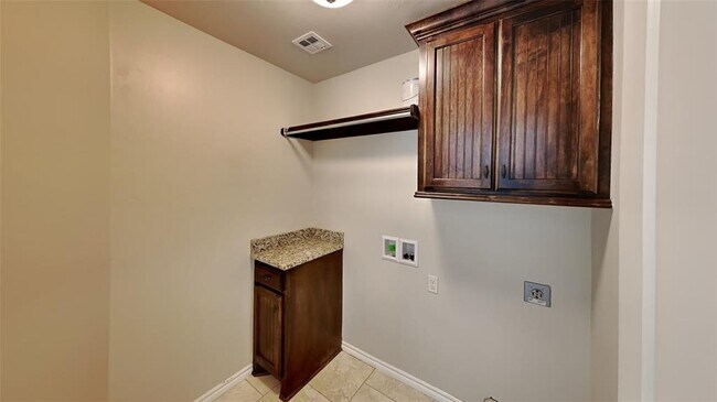 Building Photo - 725 Dusty Trail