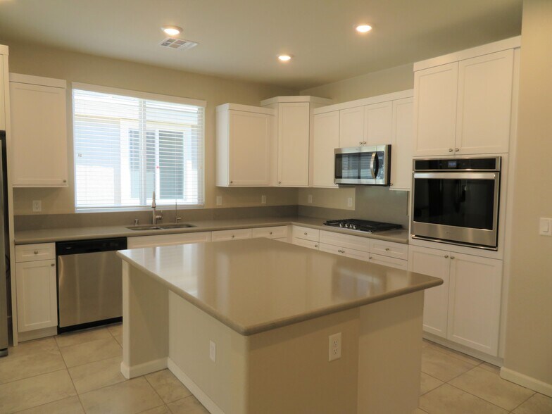 Kitchen w/island - 1301 Catalina Rdg