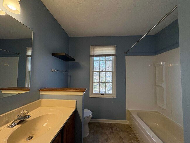 Building Photo - Great 2 Bedroom 2 Bath in Germantown
