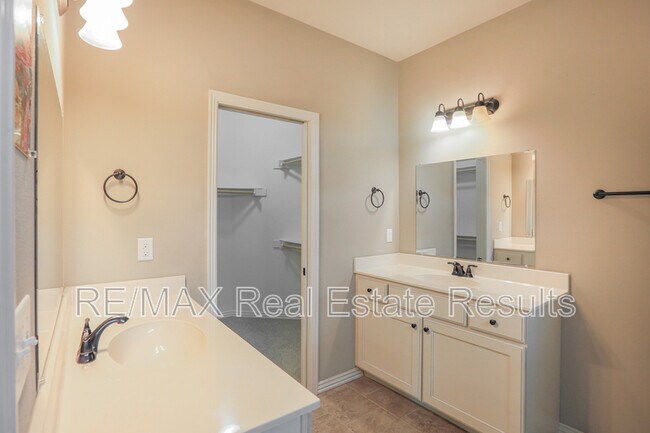 Building Photo - 626 N Tennyson Ln