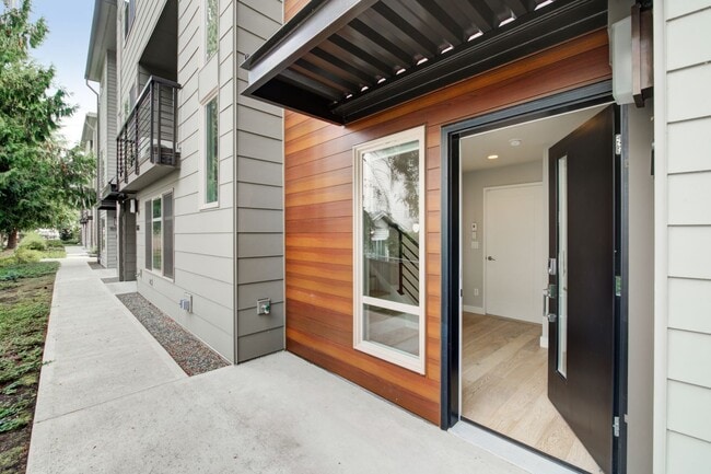 Building Photo - 4Bd/3Ba Bellevue Townhouse