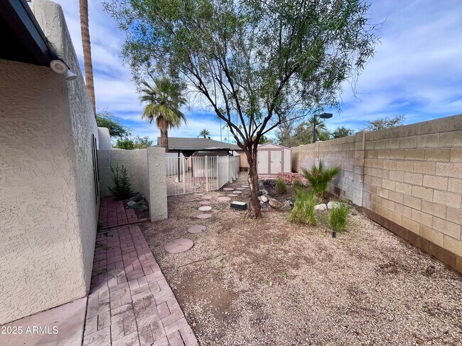 Building Photo - 2129 E Huntington Dr