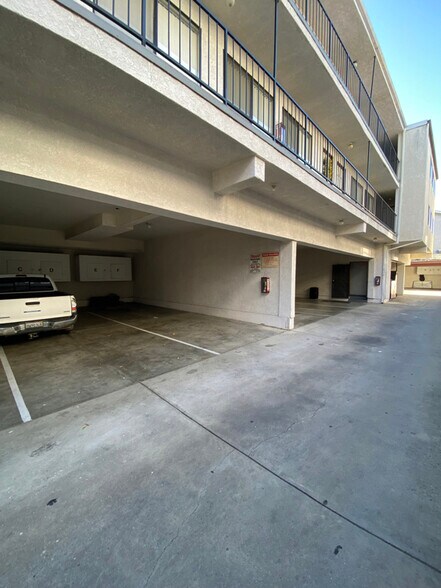 Building Photo - 4063 W 130th St