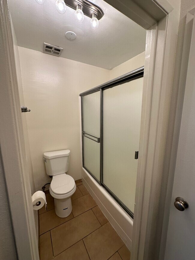 Building Photo - 622 S Barrington Ave