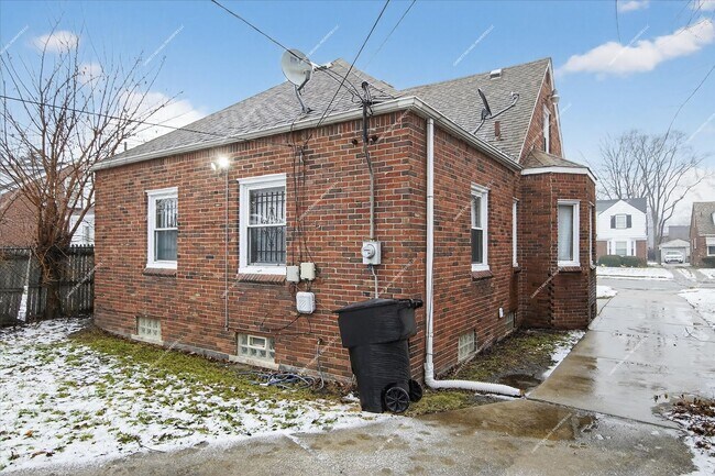Building Photo - Charming 3-Bedroom Brick Bungalow for Rent in Detroit!