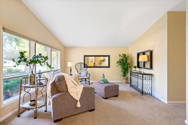 Building Photo - 1204 W 10th St