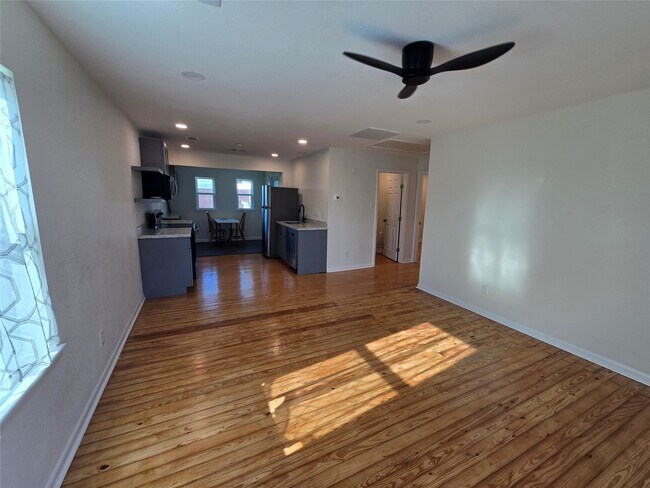 Building Photo - 914 Avenue K