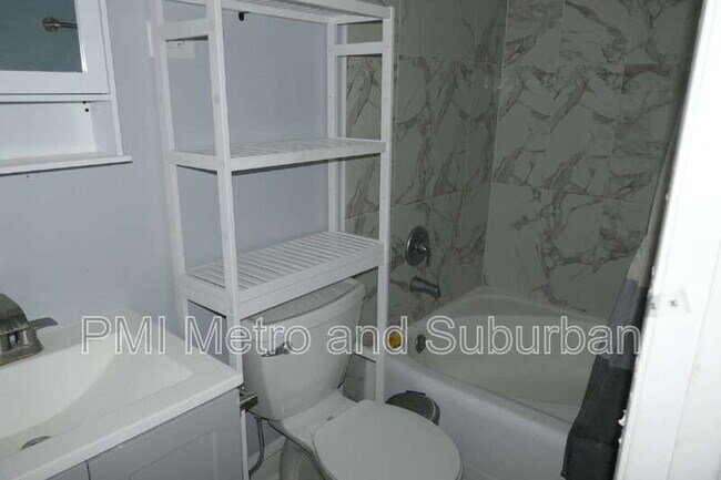 Building Photo - 748 E 5th Ct