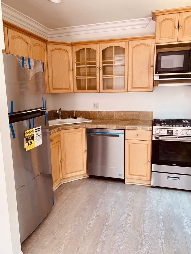 New Kitchen Appliances - 605 N Windsor Blvd