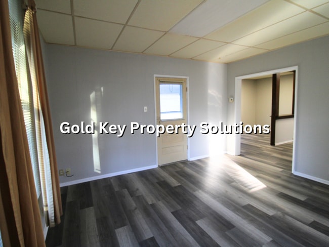 Building Photo - Spacious 1 BR 1 BA House with Fenced Backy...