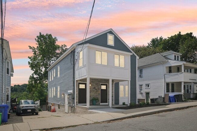 Building Photo - 34 Larch St
