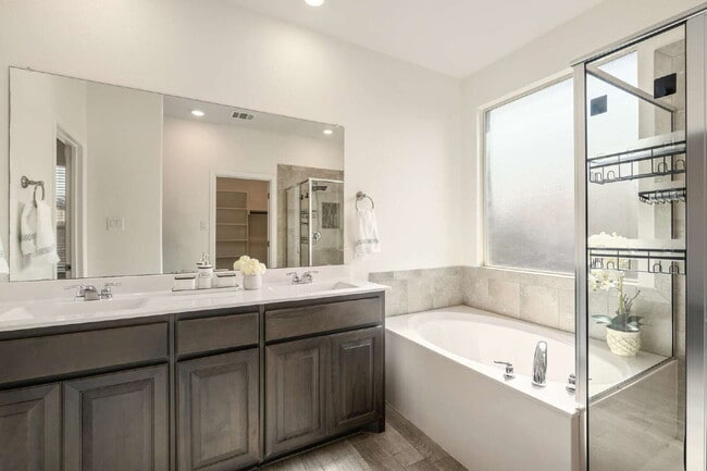 Building Photo - Modern Elegance Meets Everyday Comfort in ...