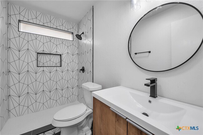 Building Photo - 2239 Hilltop Loop