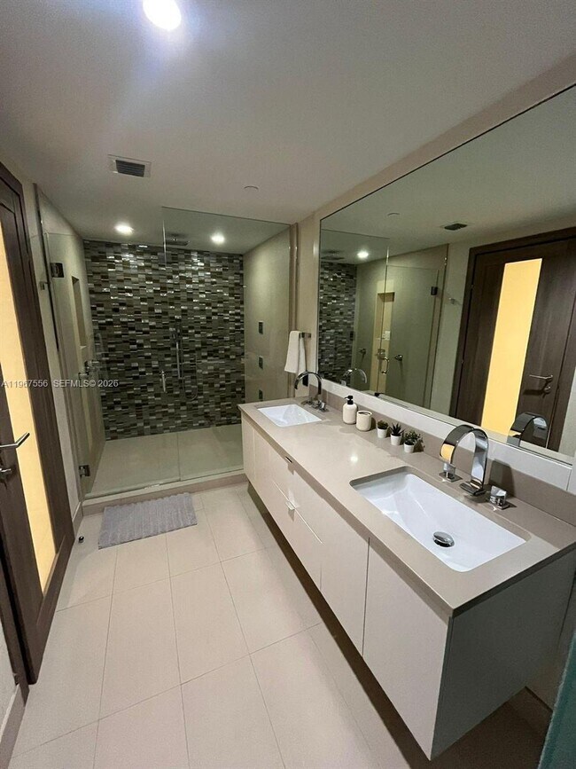 Building Photo - 200 Biscayne Blvd Way