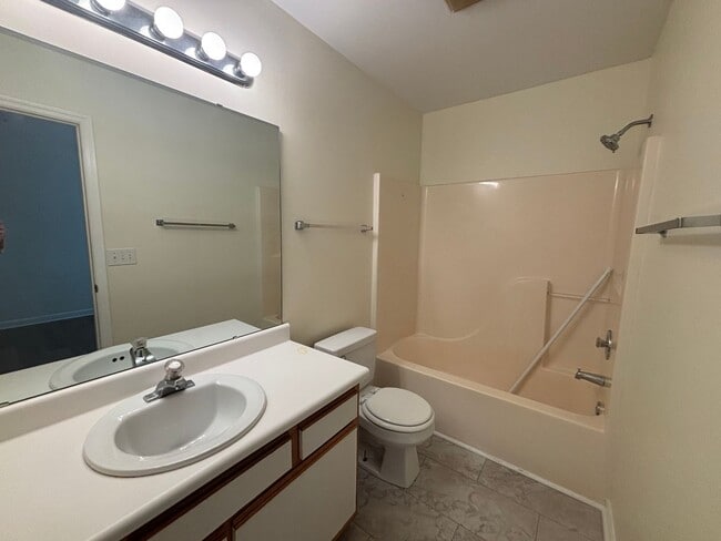 Building Photo - 3 Bed 3 Bath Garage Apartment Home