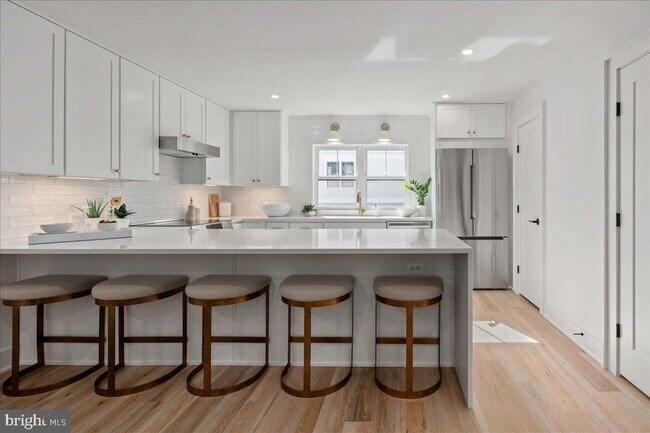 Building Photo - 911 N Irving St