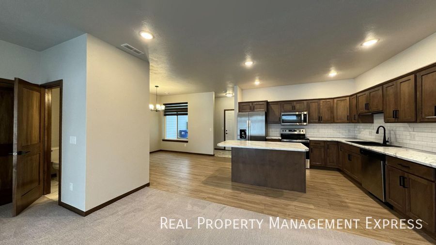 Building Photo - Modern Luxury: 3BR Townhome with Stylish Finishes, Spacious Interiors, and Attached Garage