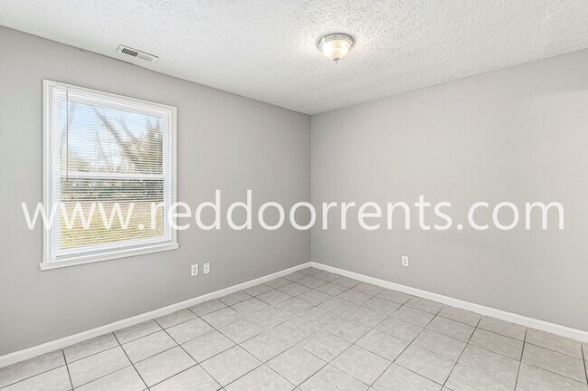 Building Photo - Charming 3-Bedroom Ranch in Plainfield