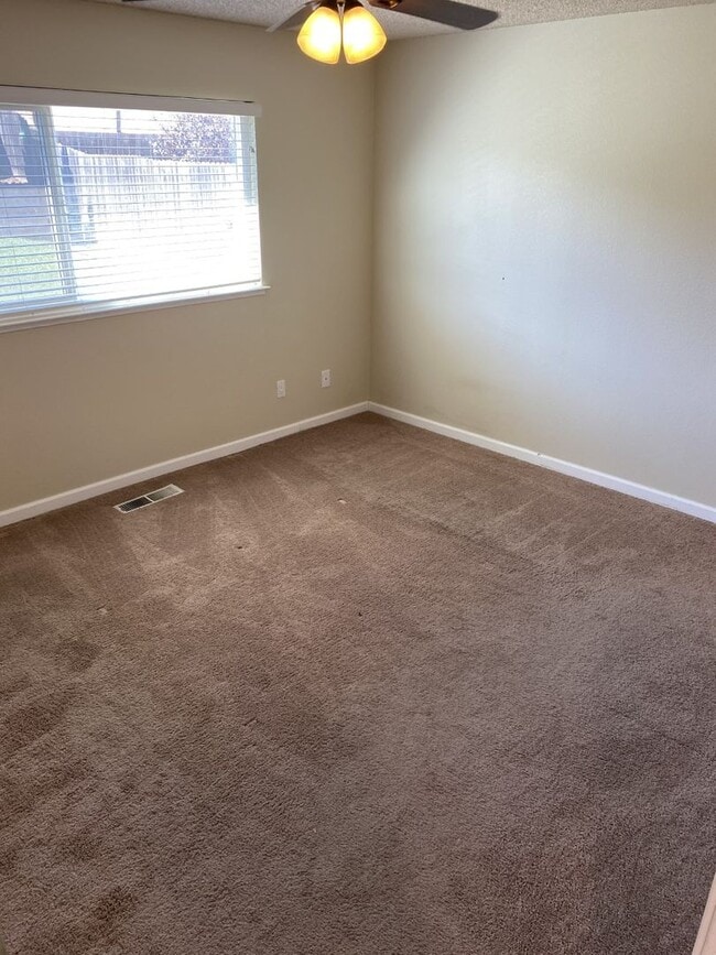 Building Photo - Beautiful 3 Bedroom 2 Bath w/ Large Fenced in Backyard