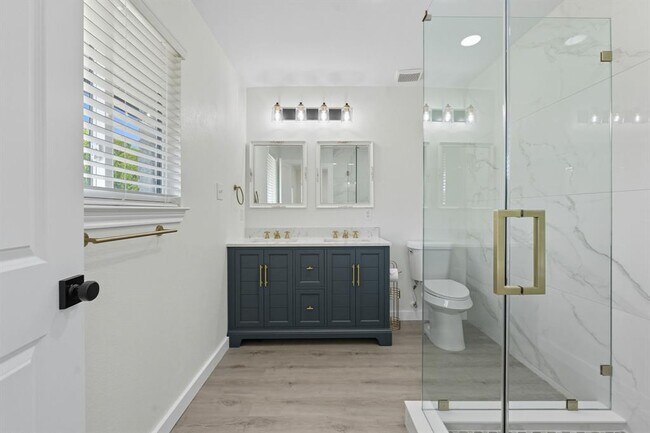 Building Photo - 5113 Loyola Ln