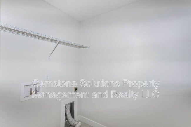 Building Photo - 3301 Somerset Ln