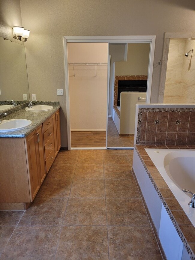 Building Photo - Beautiful 3 bedroom/2 Bath Home!