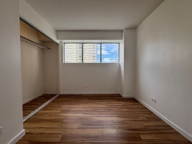 Building Photo - 2 Bed/1.5 Bath/1 Parking at Twin Towers in...